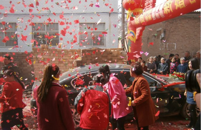 媒人在当地连续两年给介绍了近10个媳妇,见面的时候,女孩都嫌强子太丑