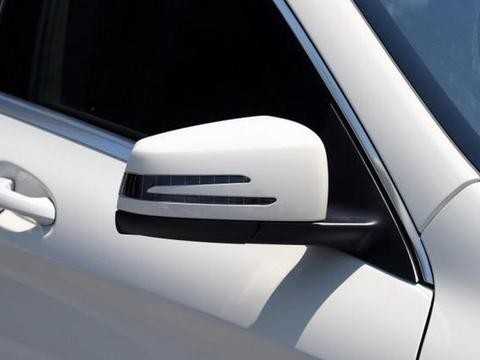 这纯进口奔驰，虽起售价才20几万，可低配没货，提车需加价