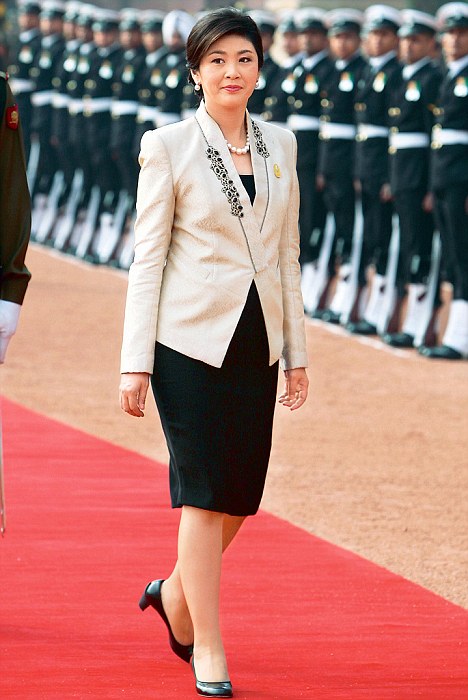 实拍:泰国前总理英拉穿裙子珍贵美照,这样的英拉更美丽更有气质