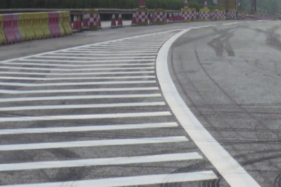 新手时速80占用高速超车道，被超车后自己撞上护栏，自找的？