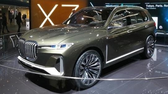 宝马最大的SUV，配2个大龅牙，车内的1根水晶鸡腿够玩一年！