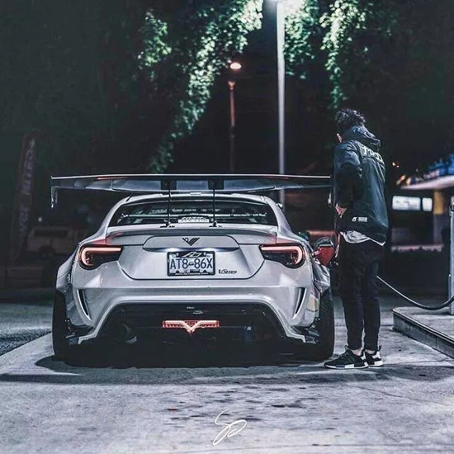 开跑车的不一定是王子,玩改装车的肯定是型男