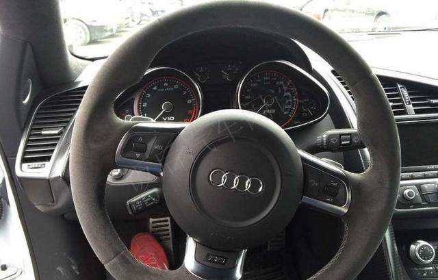 哈尔滨玩车小伙花112万元买辆老款奥迪R8,冒