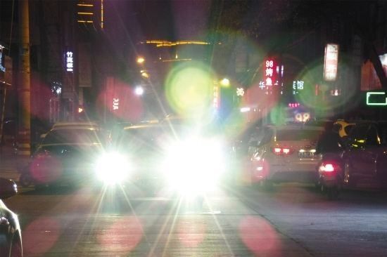 全国首例！滥用远光灯致对方车辆撞死行人，“远光狗”被判担责！
