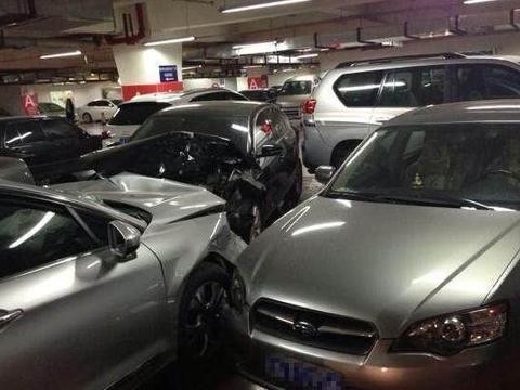 车子被撞，不见肇事者，看到车窗上纸条，结局很意外！