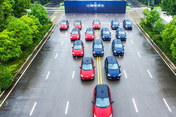 敢为人先 小鹏汽车郑州下线15辆量产车