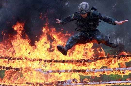 特种兵的残酷训练方式,不小心就送命了,真吓人