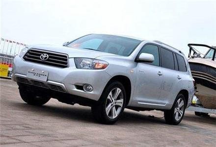 30万的日系车遭同行追尾，车主下车一看，直呼：这车质量不错！