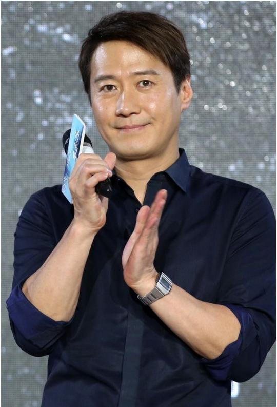 51岁郭富城还在耍帅,刘德华一脸皱纹,张学友头发白了,黎明发福