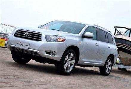 30万的日系车遭同行追尾, 车主下车一看: 这车质量不错!