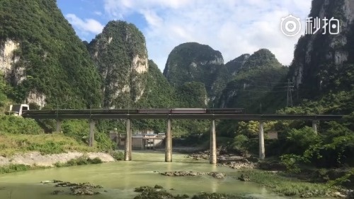 南宁身边事【醉爱南宁铁路，最美黔桂风景  】HXD3C牵引客车穿梭在广西...