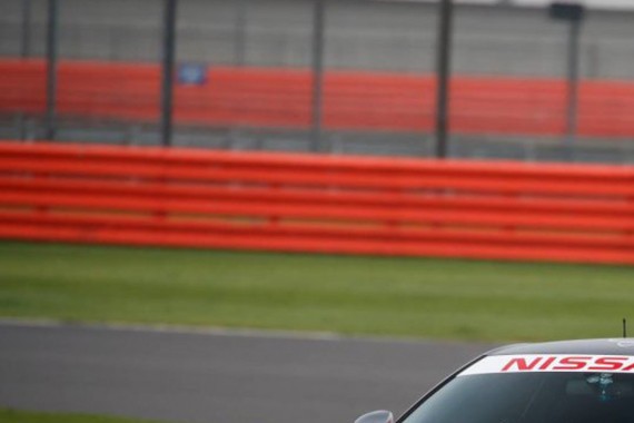 用 PS4 手柄来开 GTR，这才是真正的赛车游戏