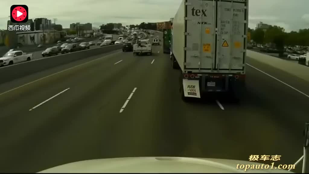 为什么要远离卡车，因为你永远猜不到它下一步会怎样