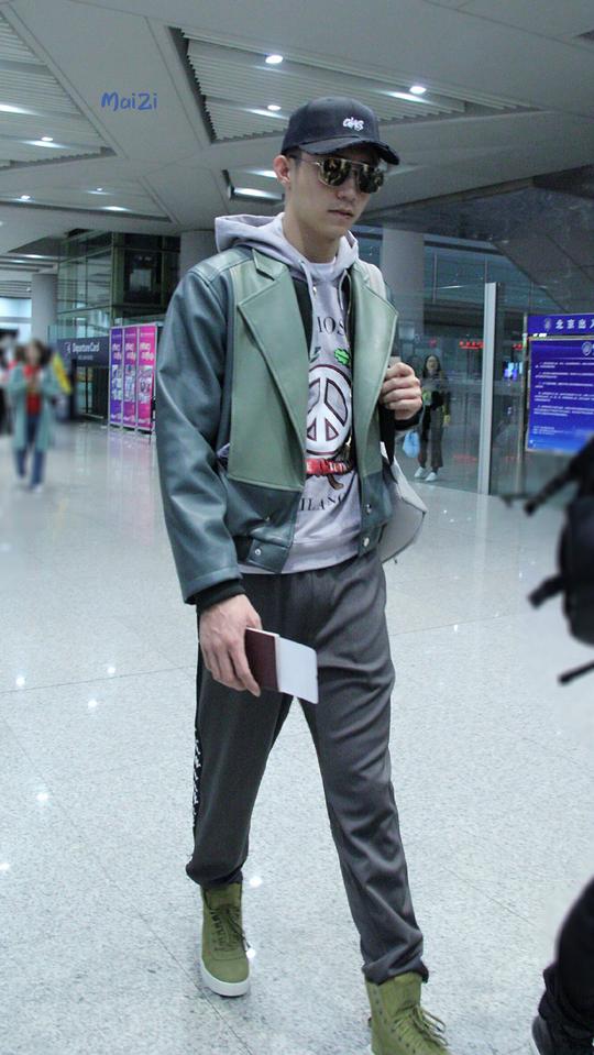 黄景瑜休闲运动装现身机场帅气十足,网友:裤子显得腿