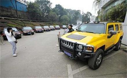 百万的豪车悍马跟大货车相撞，看到这一幕后，网友：还是货车牛！