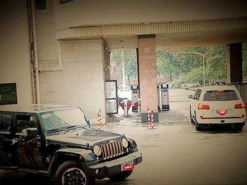 没想到京东掌门也具煤老板属性, 座驾不选奔驰宝马偏爱这辆车