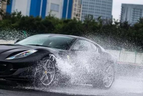 法拉利、兰博基尼、宾利、保时捷……10辆高性能车同场测试