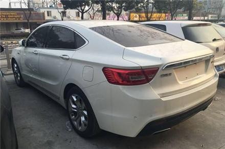 15万吉利和大货车相撞，对方近乎报废，网友：这质量可以！