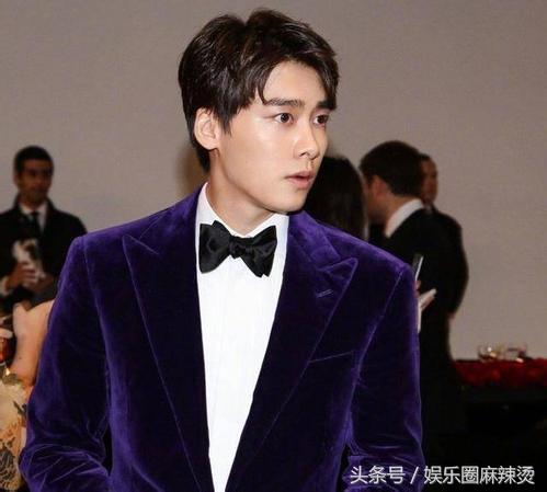 李易峰曝排队4小时办美国签证 网友:前面是奚