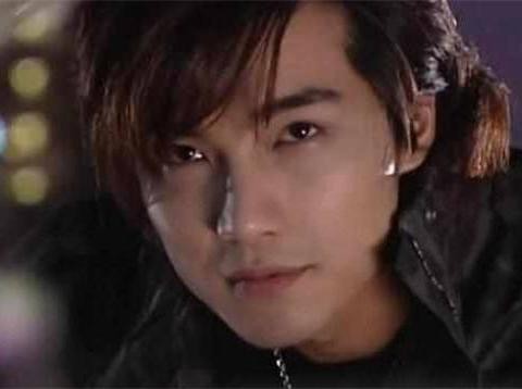 他是一名“恶魔”，年轻时帅得掉渣，今33豪车出行，帅气不减！