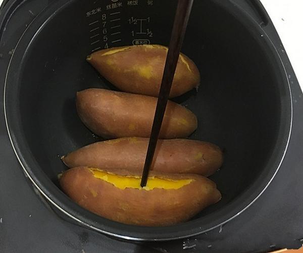 不加一滴水，用电饭煲做烤红薯，方法免费教给大家