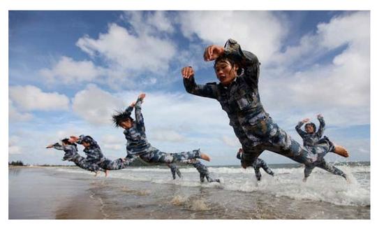 特种兵的残酷训练方式,不小心就送命了,真吓人