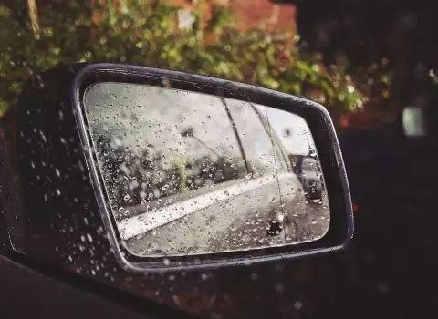 汽车知识 | 下雨天要不要洗车啊？