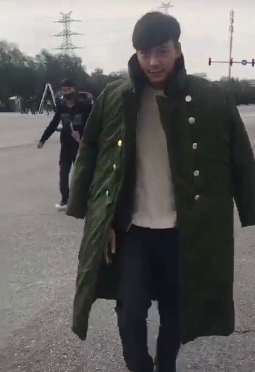 天气凉了,陈伟霆都穿军大衣啦,搞笑"走秀"帅翻网友