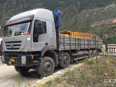 藏区的卡车有啥不一样？外表写藏文 车内供活佛