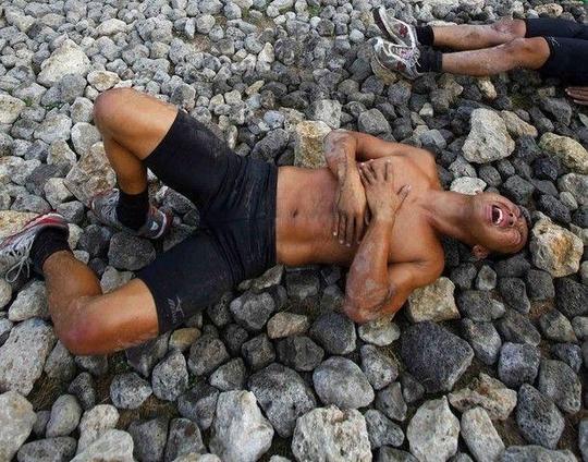 特种兵的残酷训练方式,不小心就送命了,真吓人