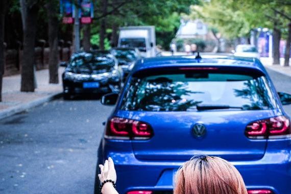 谁说小钢炮是男人专属？来看女司机与高尔夫R的故事