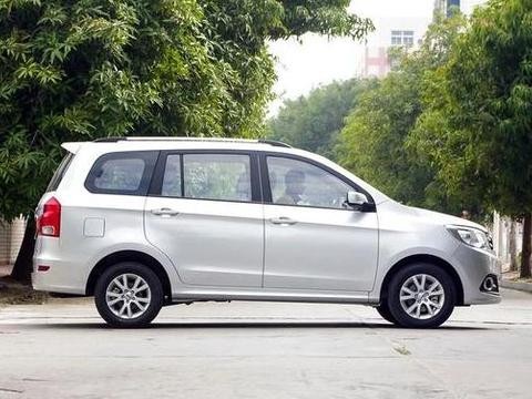 轴距2725mm，比宏光大两圈，4万多就能买，开出去比宏光长脸！