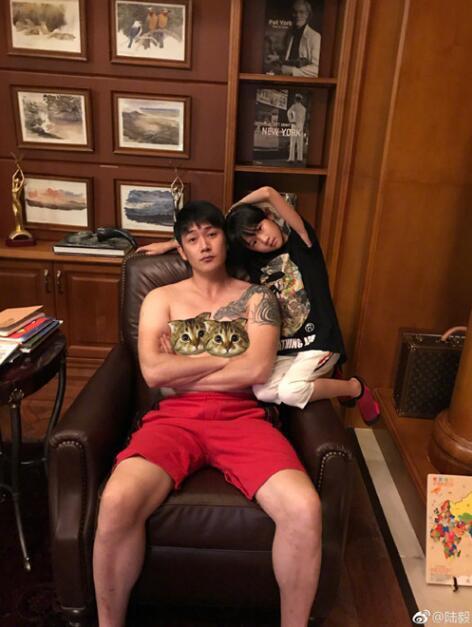 陆毅青龙纹身霸气侧漏,女儿的表情亮了!