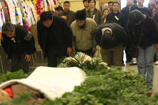 直击"沙僧"闫怀礼葬礼,师徒齐聚,毛孩献礼,马德华掩面痛哭!