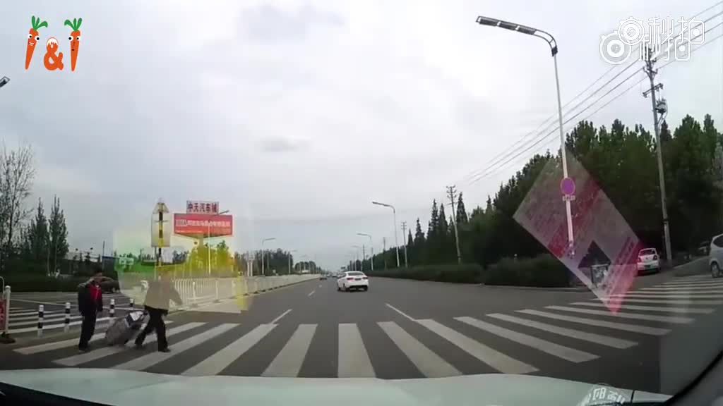看看人家是怎么当老司机的，行人竖起大拇指！