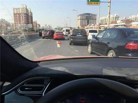百万特斯拉在高速上堵车，网友：就算是特斯拉也是很绝望啊！