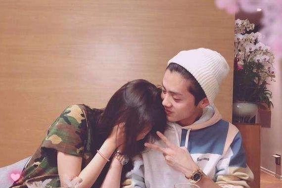 鹿晗关晓彤高调公布恋情，他们开的车竟也如此高调