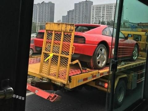 拖车拖着一辆法拉利，当本田雅阁看清车牌后，主动点了一下刹车