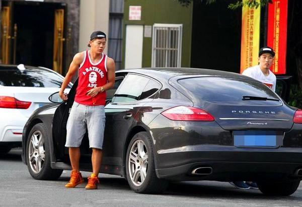 同样是为国争光, 国足球员开豪车, 他们摆地摊, 生病没钱医治