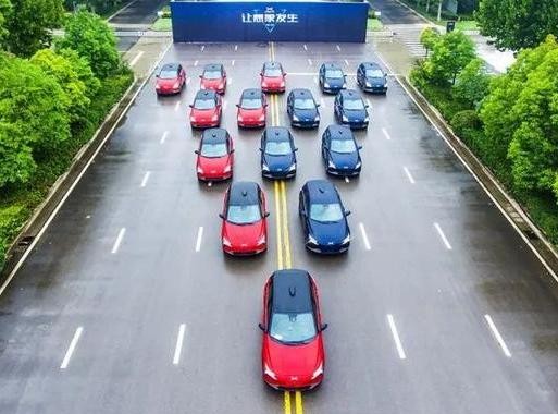 第一家互联网造车企业的车下线了，小鹏之后会是谁？