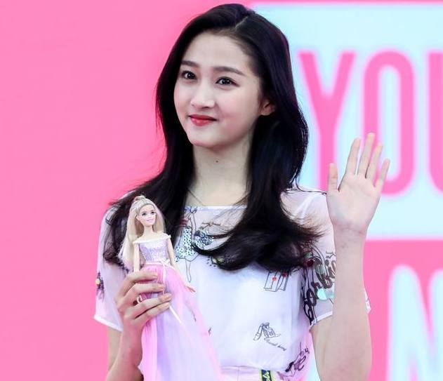 关晓彤的姐姐关晓丹长啥样?网友:“她爸妈真懒”!