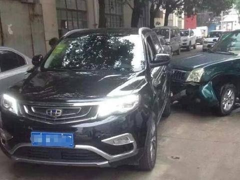 长城皮卡追尾吉利博越，挪车之后，皮卡车主当场崩溃