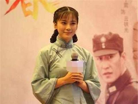 她出道就演女一，容貌不输范冰冰，今坐豪车还被误以为是日本人！