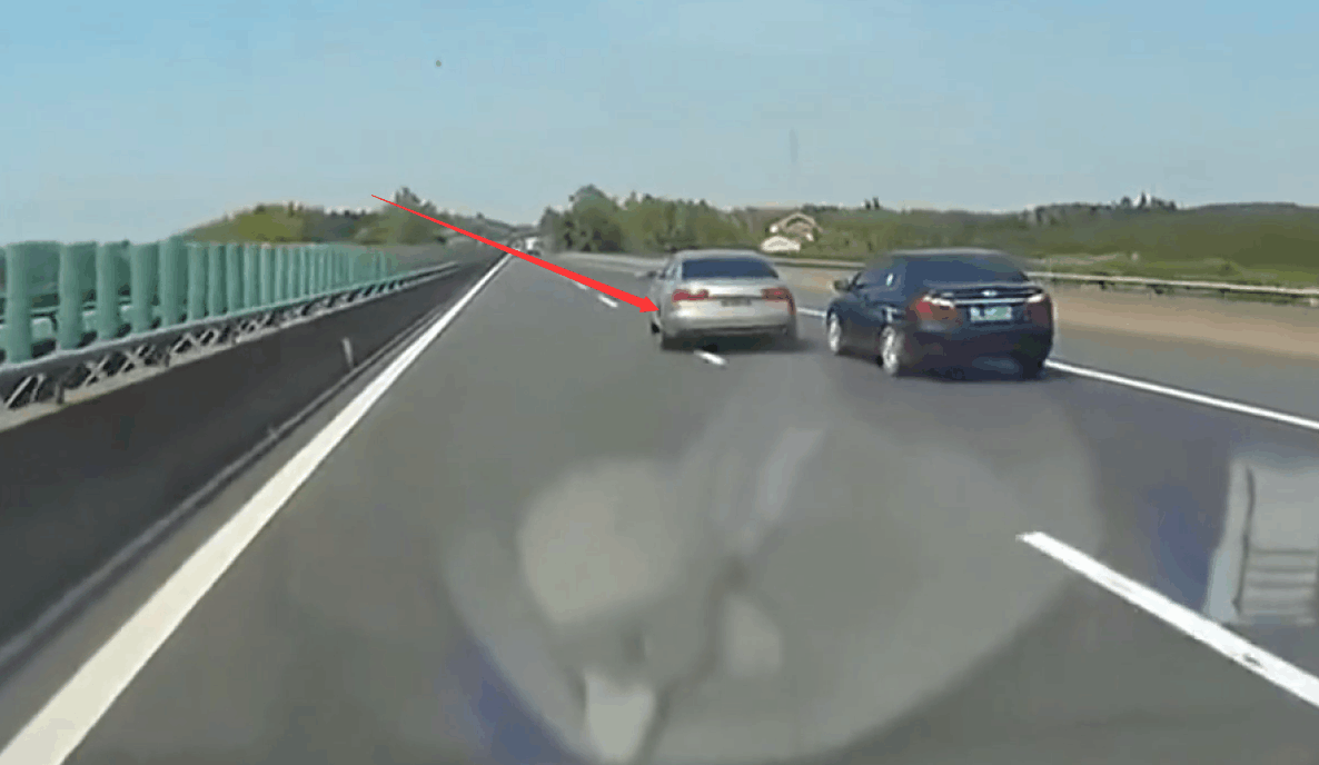 实拍: 男子高速超车受阻, 恶意别车报复前车, 随
