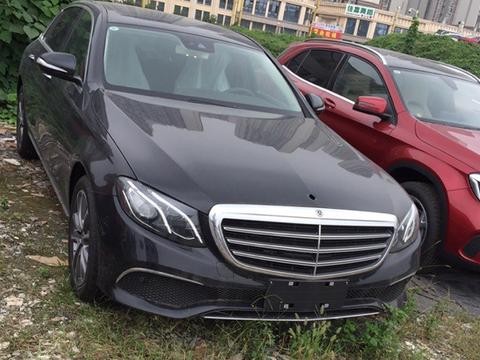 五十多万订的奔驰E，延期取车一个月，回来车标都没了！