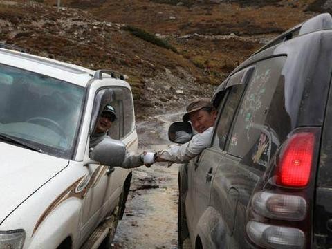 进藏路上遇到的神车，秒杀陆地巡洋舰，网友：佩服五体投地