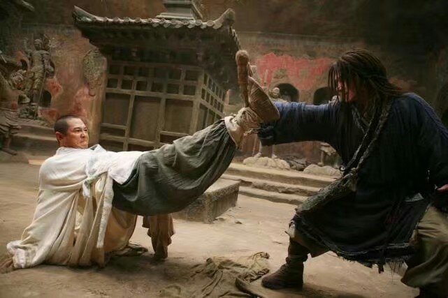 《功夫之王》没有,这部影片中成龙和李连杰就有一段较量的武打戏,两人