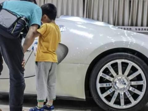 男童进豪车4S店 以为是富二代 热情款待，得知身份 被赶出去
