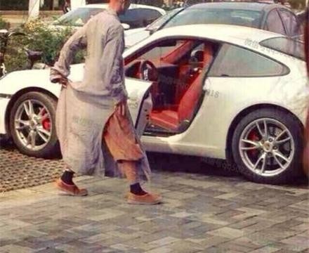 和尚开30万的豪车进改装店，看到这一幕，网友调侃：佛祖知道么！