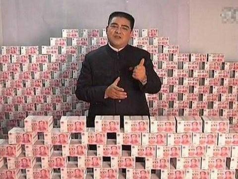 秀慈善！放话捐20亿，砸豪车，五百万买40辆吉利送被砸日系车主